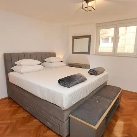 M Trogir * Donji Seget